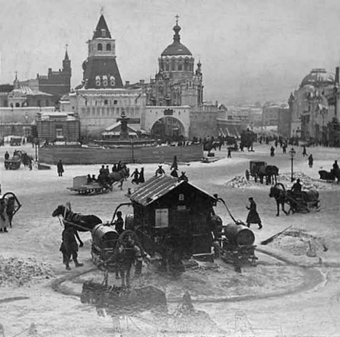 1890. Közkút a Ljubljanka téren Moszkvában..jpg