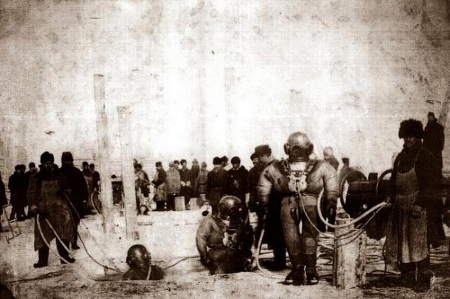 1899. Nehézbúvárok víz alatti munkán a krasznojarszki Jenyiszej-híd építése során.jpg