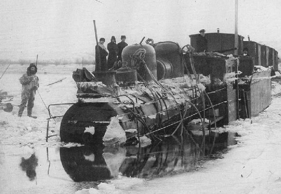 1905. Az Amur jegén ideiglenesen lefektetett sinpálya és a vele együtt beszakadt szerelvény Habarovszk közelében..jpg