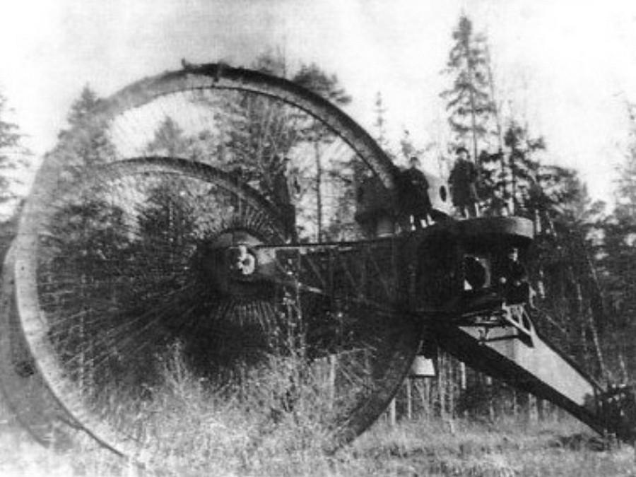 1914. A Nyikoláj Lebegyenko űltal épített Cár tank. A kísérletek során bebizonyosodott alkalmatlansága éles helyzetben..jpg