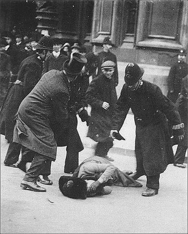 1872. Susan B Anthony amerikai feminista aktivistát bántalmazzák feldühödött férfiak, mert megpróbált szavazni..jpg