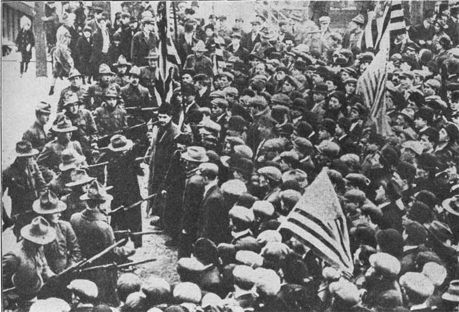 1912. Sztrájkoló textilgyári munkások néznek farkasszemet a karhatalommal. Lawrence, Minnesota, USA..jpg