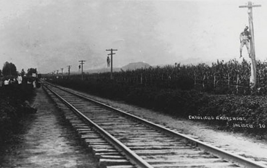 1923-29. A Cristero háború idején a vasút melletti póznákra 14 kilométer hosszan akasztott katolikusok holttestei..jpg