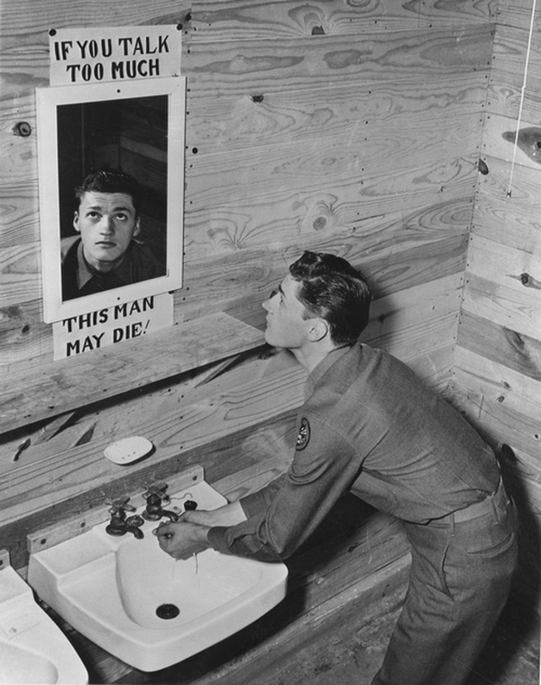 1943. Camp Hood, Texas. A tükör felirata Ha sokat fecsegsz, a manus a tükörben talán meghal. A háborús helyzetben plakátok is figyelmeztettek a titoktartásra..jpg