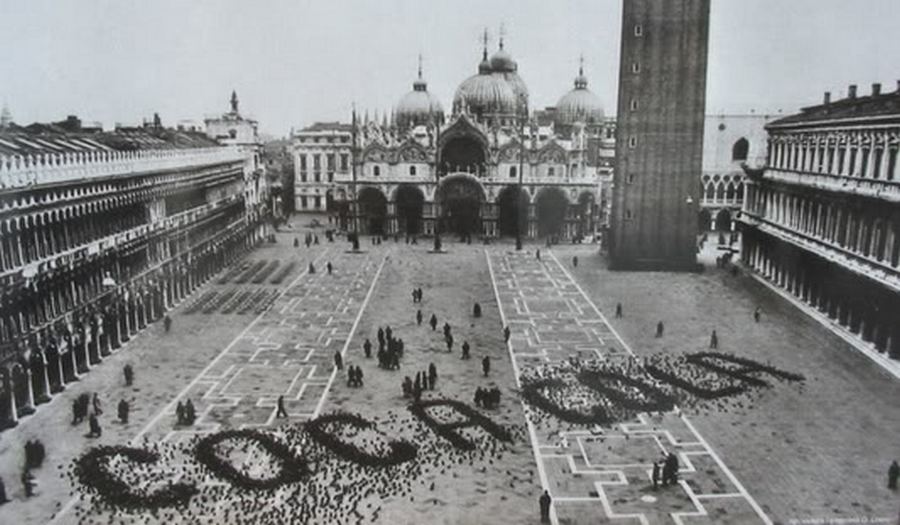 1960-as évek. A Coca-Cola kreatív hirdetése Velencében, amihez csak madáreledel kellett..jpg