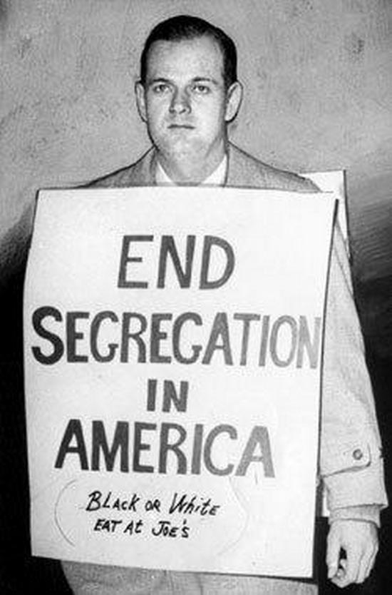 1963. William Lewis Moore egyszerű fehér postai alkalmazott szegregáció ellenes táblákkal járt városról városra, támogatva feketék integrációját. Még abban az évben meggyilkolták az egyik utcán..jpg