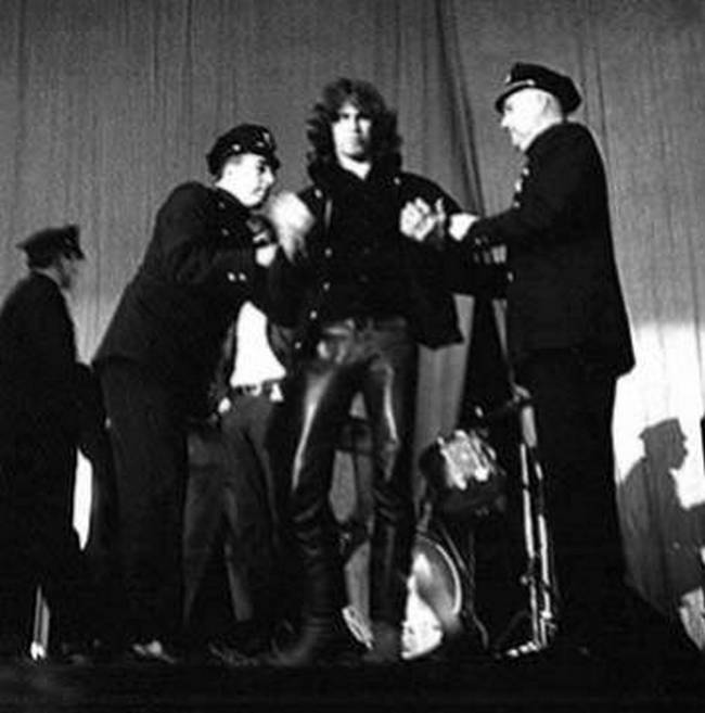 1968. Jim Morrisont connecticuti koncertje közben a színpadon vették őrizetbe. Bűne a vietnami háború ellenes, kormányellenes dalszöveg éneklése..jpg