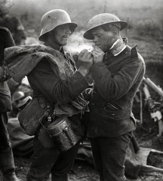 1914. Német-angol frontbarátság a karácsonyi spontán tűzszünet idején. A katonák maguktól döntöttek a harcok felfüggesztéséről és focimeccset is játszottak a senkiföldjén..jpg