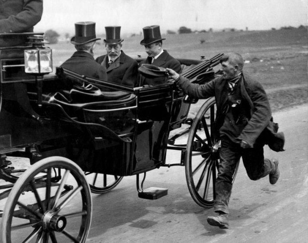 1920. V. György angol király hintója mellett egy koldus fut..jpg