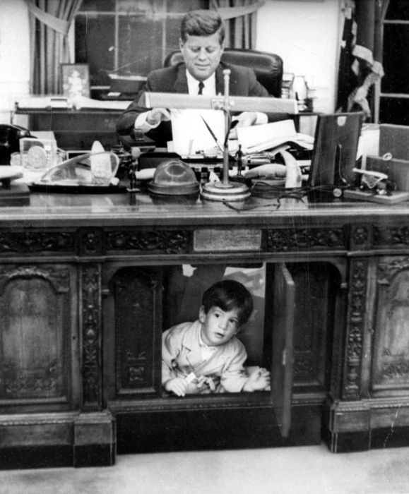 1962. Kennedy a dolgozószobájában a Fehér Házban fiával John-nal..jpg