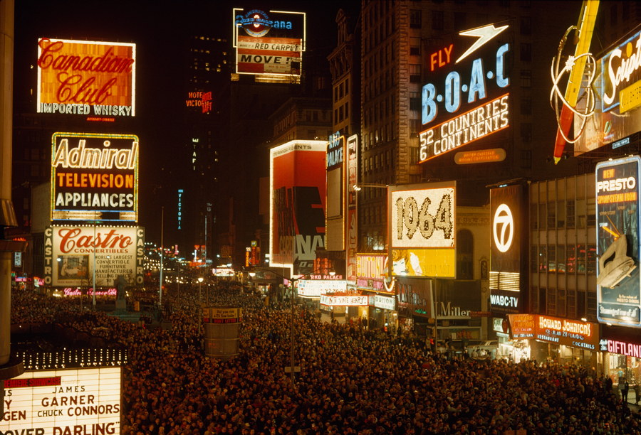 1964. Újév napja New Yorkban a Broadway-n..jpg