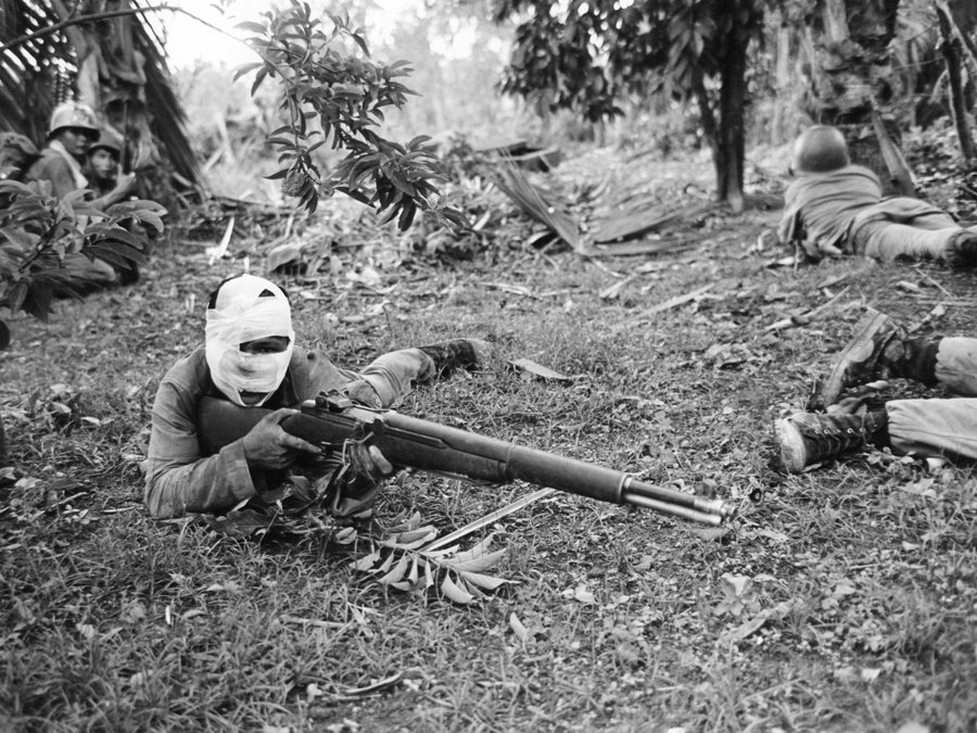 1965_vietnam_dong_xoai-i_csataban_egy_serult_vietnami_ranger_harcol_a_vietkong_csapatok_ellen_.jpg