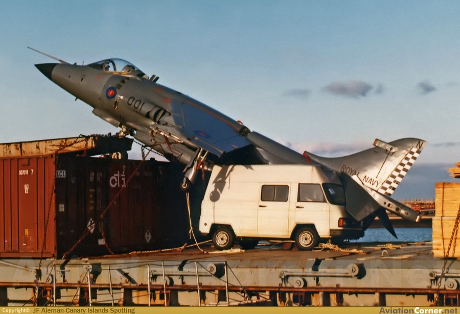 1983_egy_brit_harrier_egy_spanyol_teherhajon_landolt_az_alraigo_incidensben_a_pilota_eltevedt_a_tenger_felett_es_elvesztette_a_radiokapcsolatot_az_anyahajoval_alig_1_percre_elegendo_uzemanyaggal.jpg