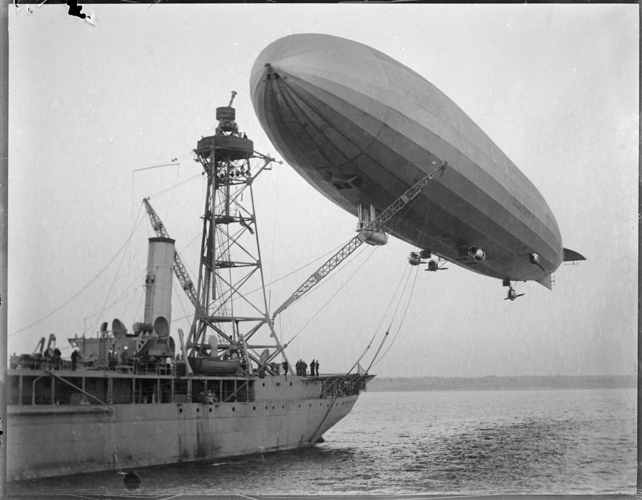 1924_az_uss_shenandoah_zr-1_az_egyesult_allamok_elso_merevvazu_katonai_leghajoja_a_patoka_olajszallitohoz_rogzitve_rhode_island-en_.jpg