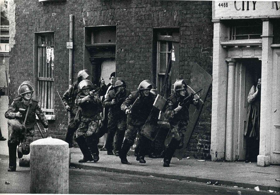 1970_londonberry_bogside_eszak-irorszag_brit_csapat_indul_rohamra_megijesztve_ezzel_egy_haziasszonyt_.jpg