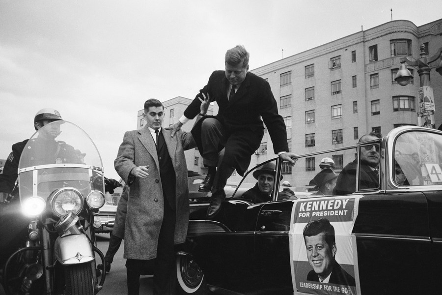 1960_kennedy_ugrik_ki_a_nyitott_gepkocsibol_egyik_valasztasi_kampanyutja_soran_bronx-ban_.jpg