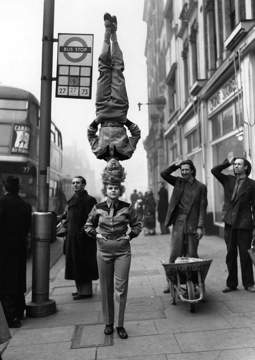 1953_a_bertram_mills_circus_noi_artistai_reklam_celbol_setalnak_londonban_.jpg