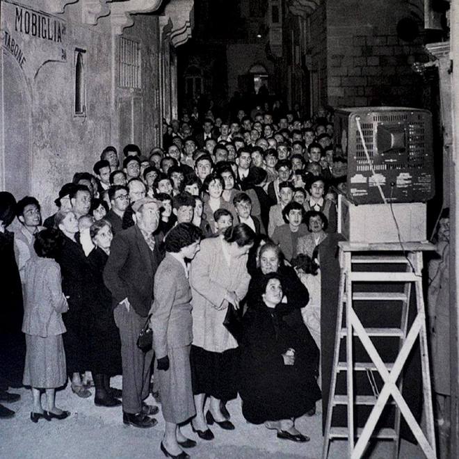 1958_az_elso_televizio_csodajara_gyultek_ossze_maltaiak_gozo-szigeten_.jpg