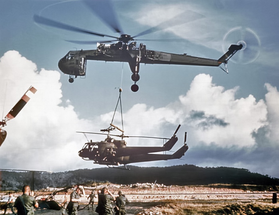 1968_sikorsky_skycrane_egyszerre_ket_bell_uh-1s_huey-t_szallit_a_vietnami_konfliktus_idejen_.jpg