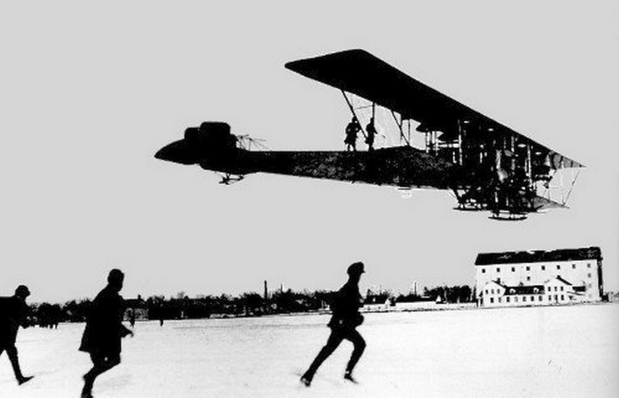 1913_az_ilja-murometsz_a_sikorsky_altal_tervezett_elso_negymotoros_bombazo_elso_probarpulese_.jpg