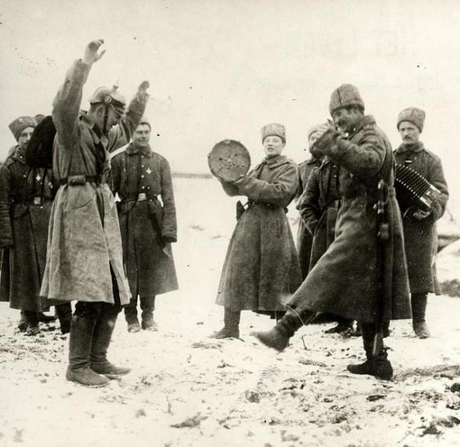 1915_orosz_katonak_tancolni_tanitanak_egy_nemet_foglyot_.jpg