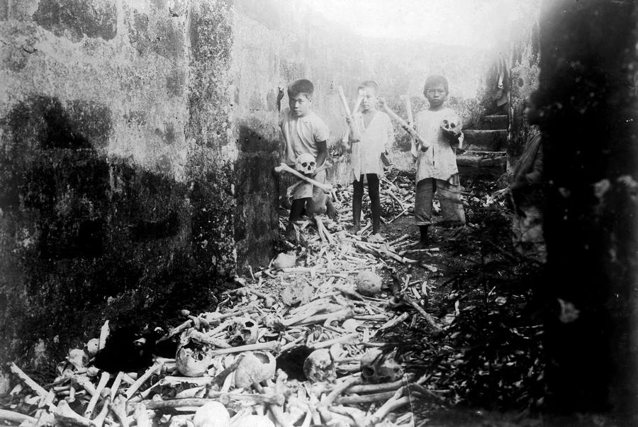 1905_filippino_gyerekek_a_manilai_temetoben_emberi_csontokkal_jatszanak.jpg