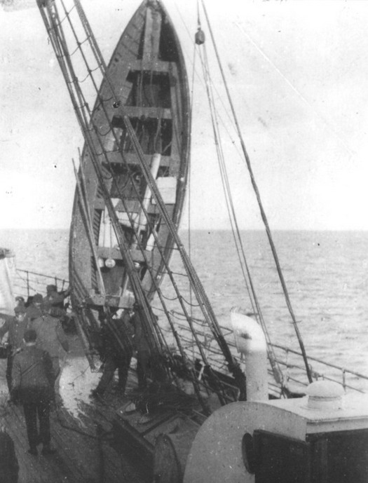 1912_a_titanic_egyik_mentocsonakjanak_kiemelese_a_carpathia_gozosre.jpg