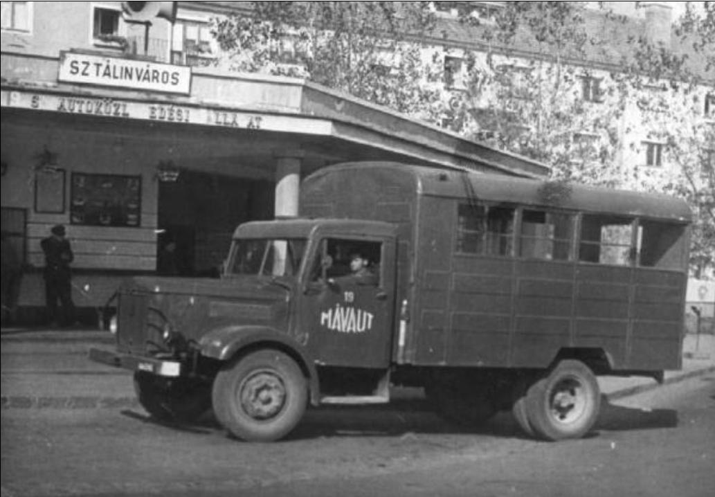 1956. Csepel teherautóból átalakított autóbusz Sztálinváros.jpg