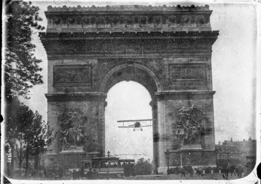 1919_augusztus_7_charles_godefroy_pilota_nieuport_11_bebe_gepevel_atrepul_a_diadaliv_alatt_parizsban.jpg
