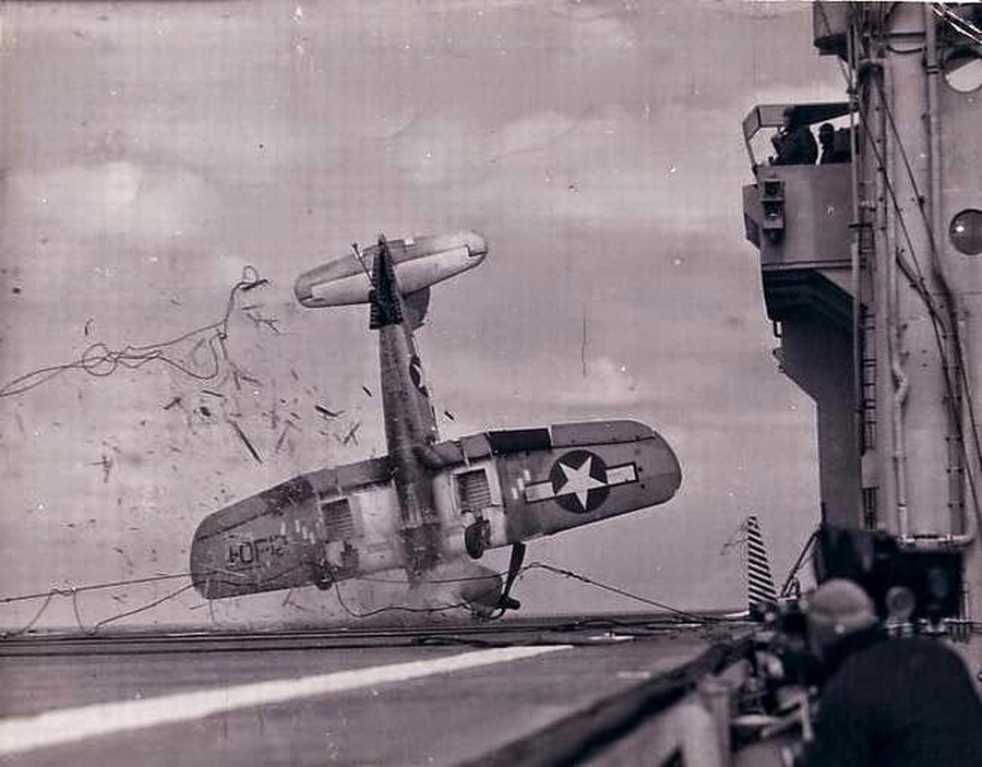 1944_f4u_corsair_balesete_egy_repulogephordozo_fedelzeten_amikor_a_fekezokotel_elszakadt.jpg