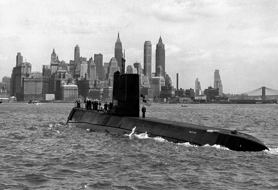 1956_az_uss_nautilus_az_elso_atommeghajtasu_tengeralattjaro_new_yorkban.jpg