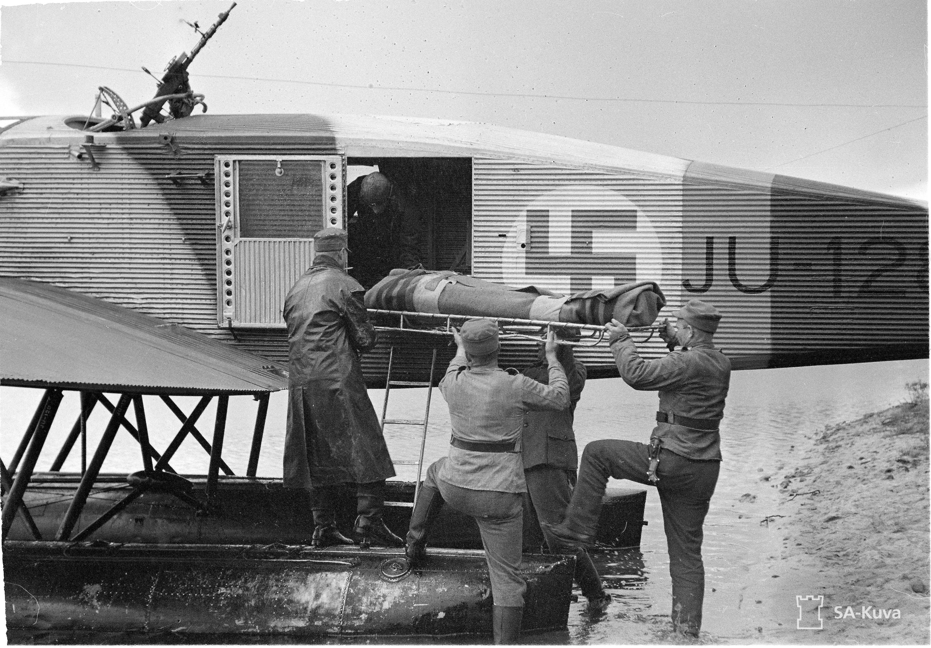 1941. Sérült finn katonát mentenek a frontvonalról, Junkers hidroplánnal..jpg