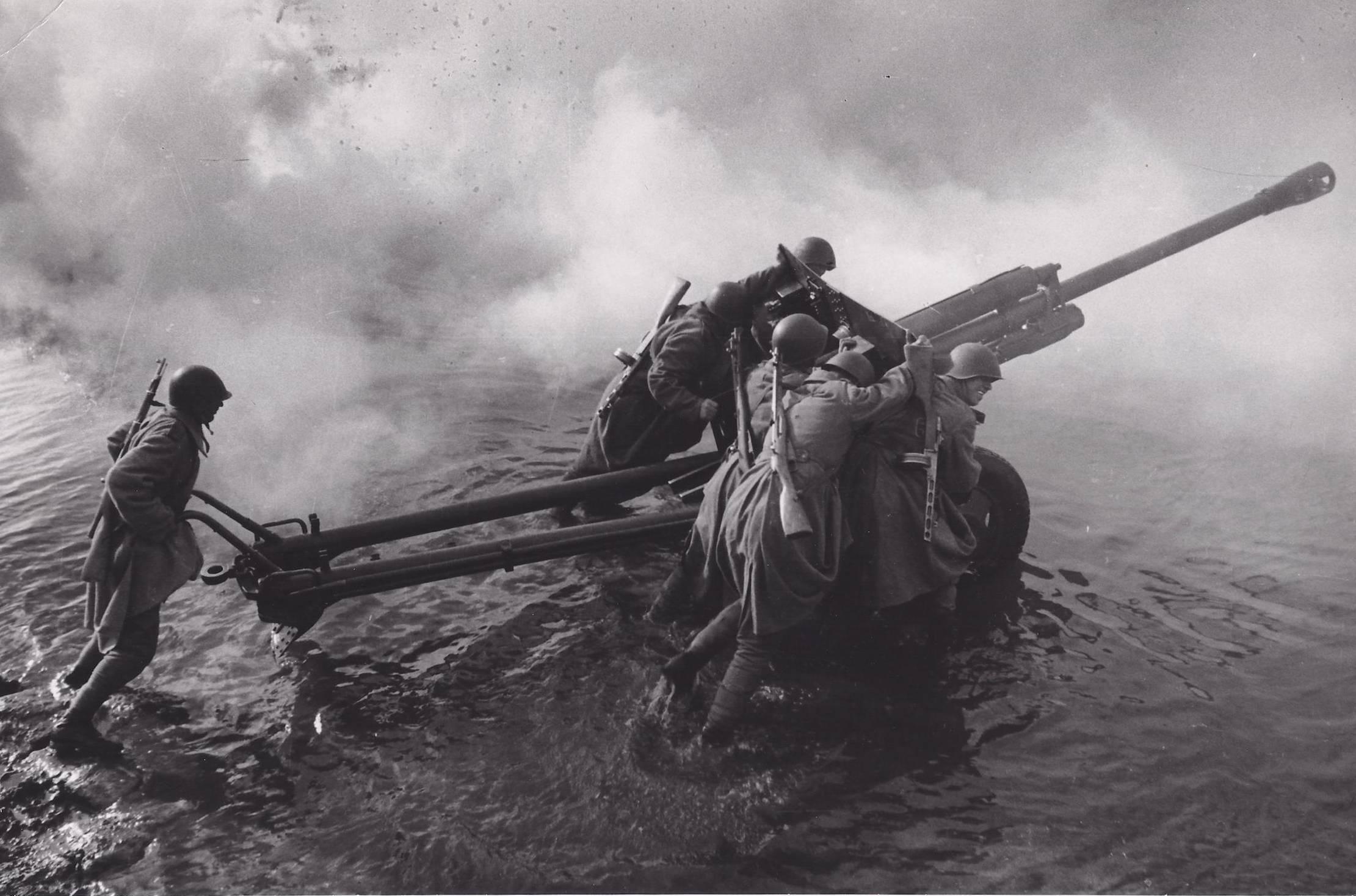 1944. A Vörös Hadsereg katonái kelnek át az Oderán, tankelhárító ágyúval..jpg