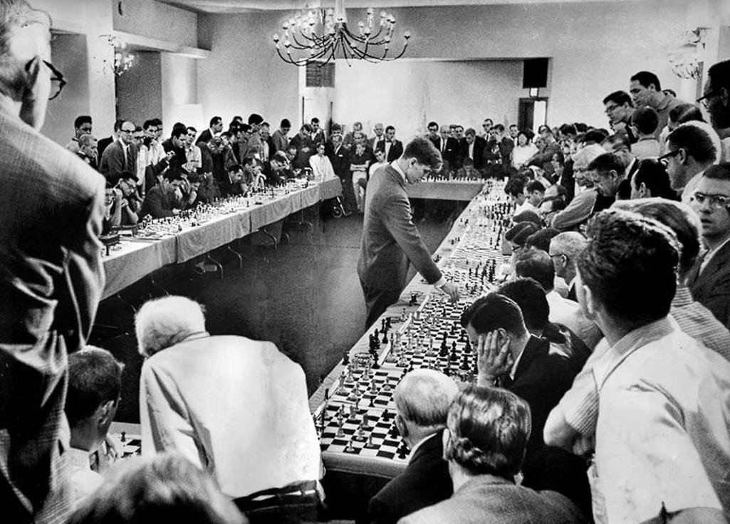 1964. Bobby Fisher 50 ellenféllel sakkozik egy hollywoodi hotelben. 47-et nyert, egyet vesztett, kettőt döntetlennel fejezett be..jpg