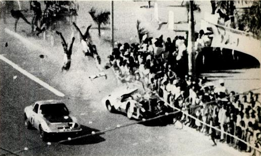 1970. Luanda, Angola. Utcai autóversenyen egy Porsche a tömegbe hajt és halálra gázol két nézőt..png