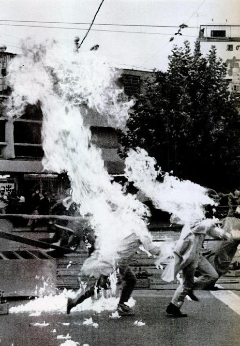 1970. Tűntetésen véletlenül saját magukat felgyújtó fiatalok Japánban..jpg