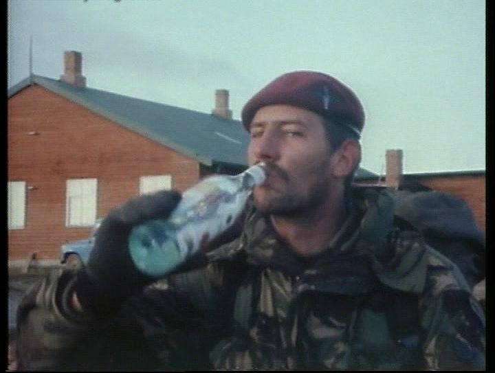 1982. Falklandi háború. Brit ejtőernyős a szigeteken ünnepelve Bacardit iszik..jpg