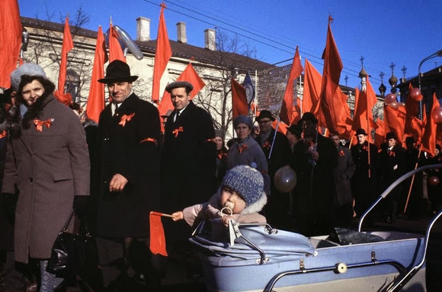 Wonderful Colour Photos of 50th Anniversary Soviet October Revolution in Moscow, 1967 (5).jpg