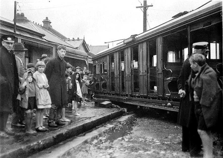 1934. Kisiklott villamoskocsi, az ún. O-car, Sydneyben.jpg