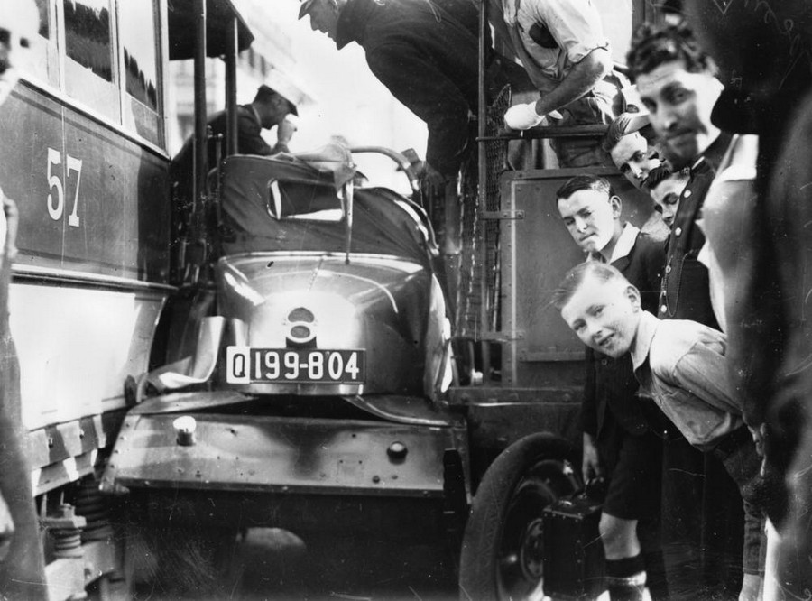 1935. Két villamos közé szorulva. McLachlan Street, Brisbane..jpg