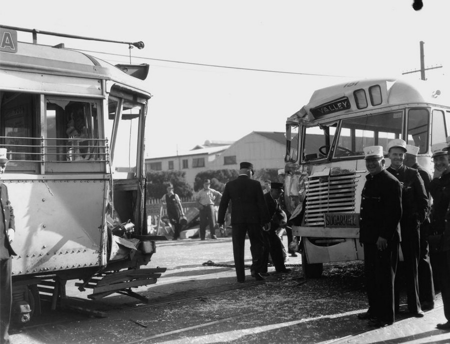 1949. Busz és villamos balesete..jpg