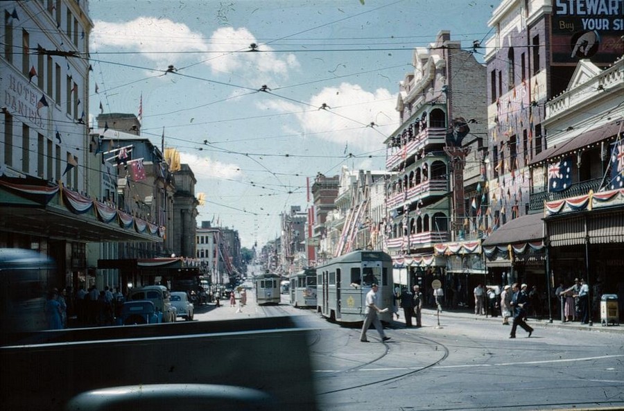 1954. A királynő érkezésére feldíszített utcák. Adelaide Street, Brisbane..jpg