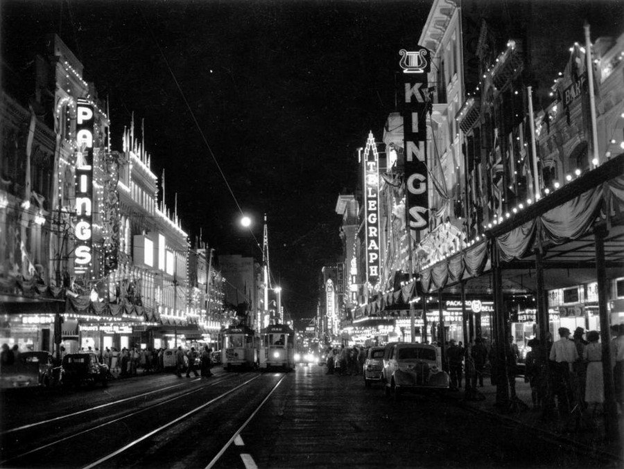 1954. A királynő érkezésére feldíszített utcák. Queen Street, Brisbane..jpg