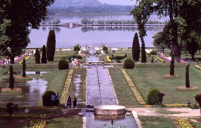 Vale of Kashmir, India, 1982 (10).jpg