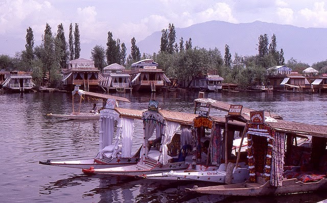 Vale of Kashmir, India, 1982 (13).jpg