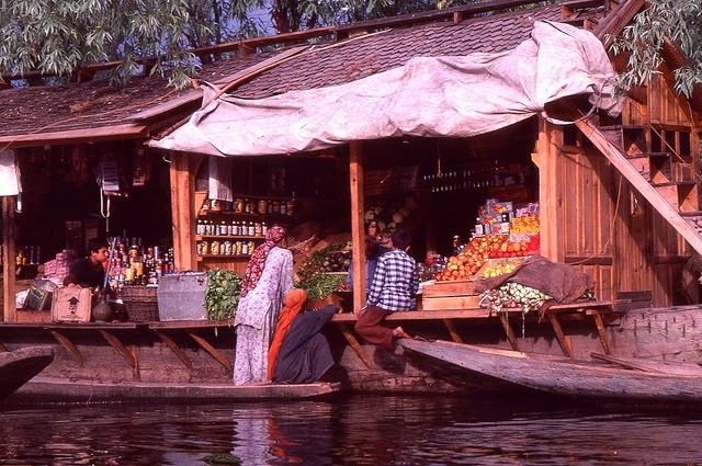 Vale of Kashmir, India, 1982 (22).jpg