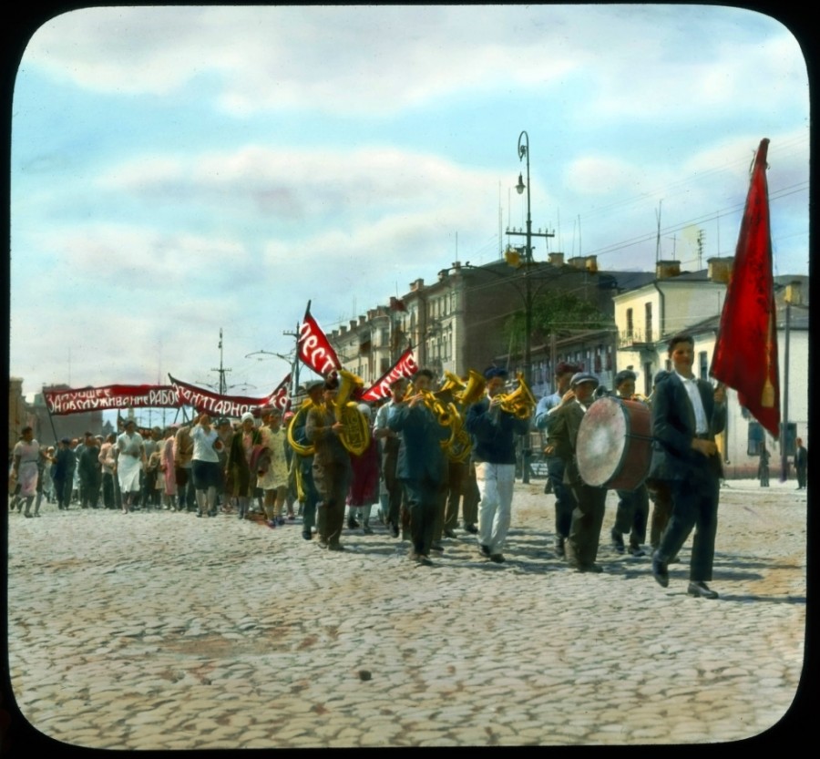 Felvonulás a Krasznoprudnaja utcán