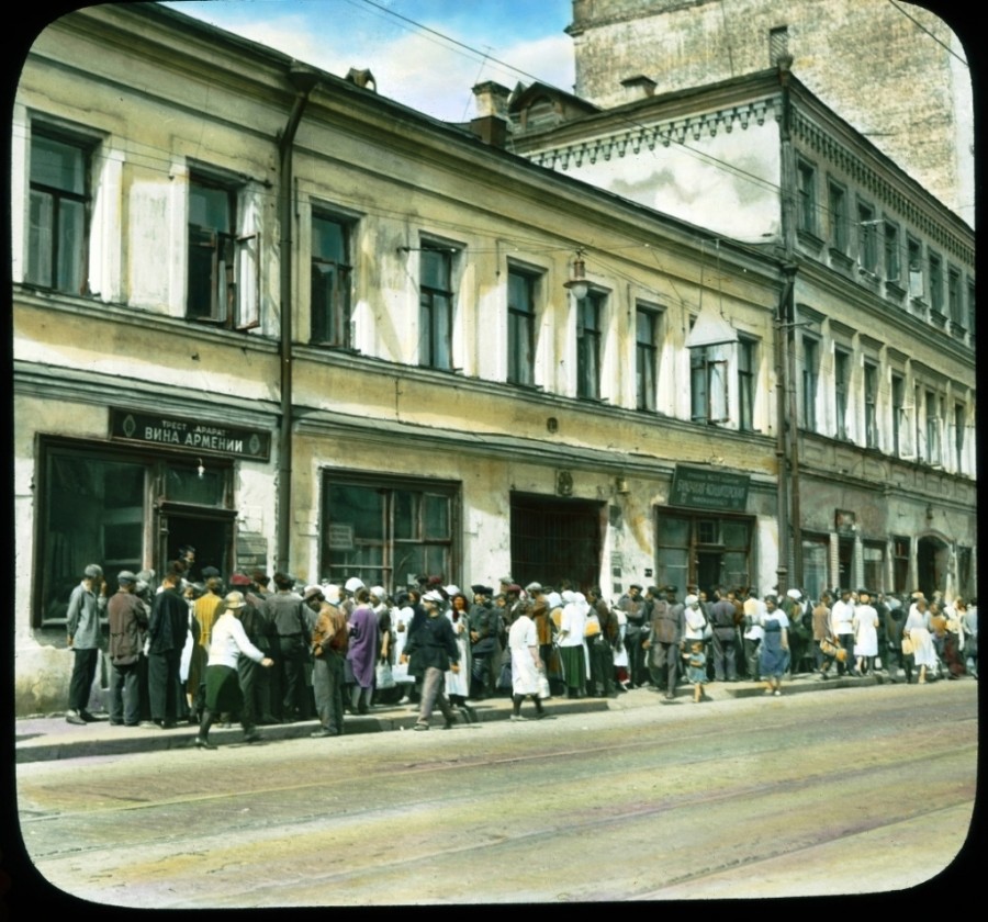 Sorbanállás az örmény italok boltja előtt a Pjatnyica utcán