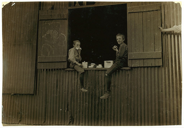 Old Photos of Child Labor between 1908 and 1924 (6).jpg