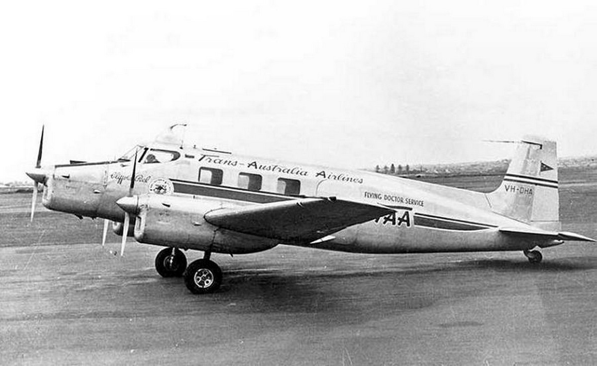 1952. Az egyik legfurcsább vízreszállás Ausztrália és Új-Zéland között a Bismarck-tengeren történt, ahová ez az ausztrál de Havilland szállt le. A propeller meghibásodása közben a belőle lerepülő darabka betörte a pilótafülke ablakát és megsebesítette a pilótát a fején. Az eszméletlen pilóta helyett egy utas tette a vízre a gépet. Mindenki megmenekült.